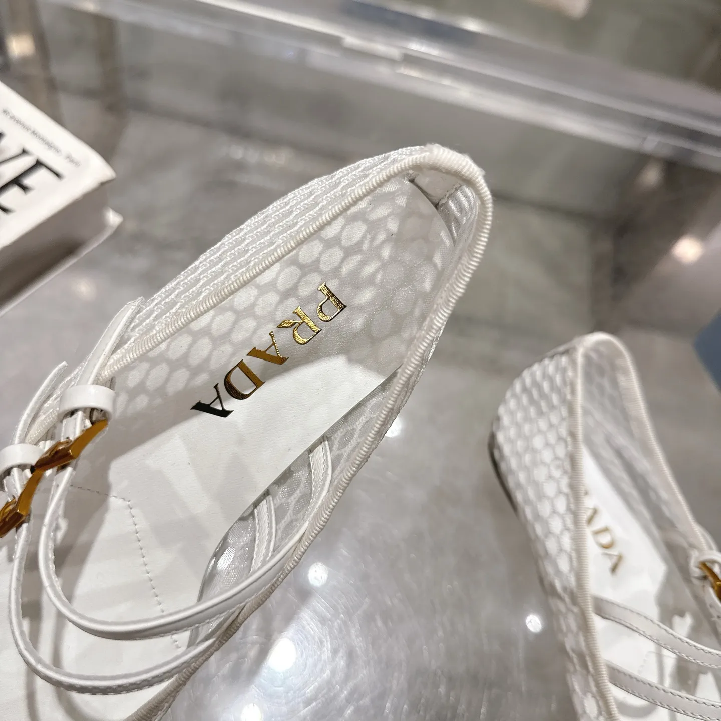 👟👟Ex-factory price 440👟👟 🔥🔥✨Prada/Prada 2024ss spring and summer new products are now available🌟 Mary Jane flat ballet shoes Soft and comfortable, recommended by major bloggers in Little Red Book, proper college style ➕Commuting 1-1 development Round-head golden triangle button Fabric: patent leather, sheepskin, silk fabric Sheepskin lining code number: 35 to 40 (41 is custom-made and cannot be returned or exchanged)